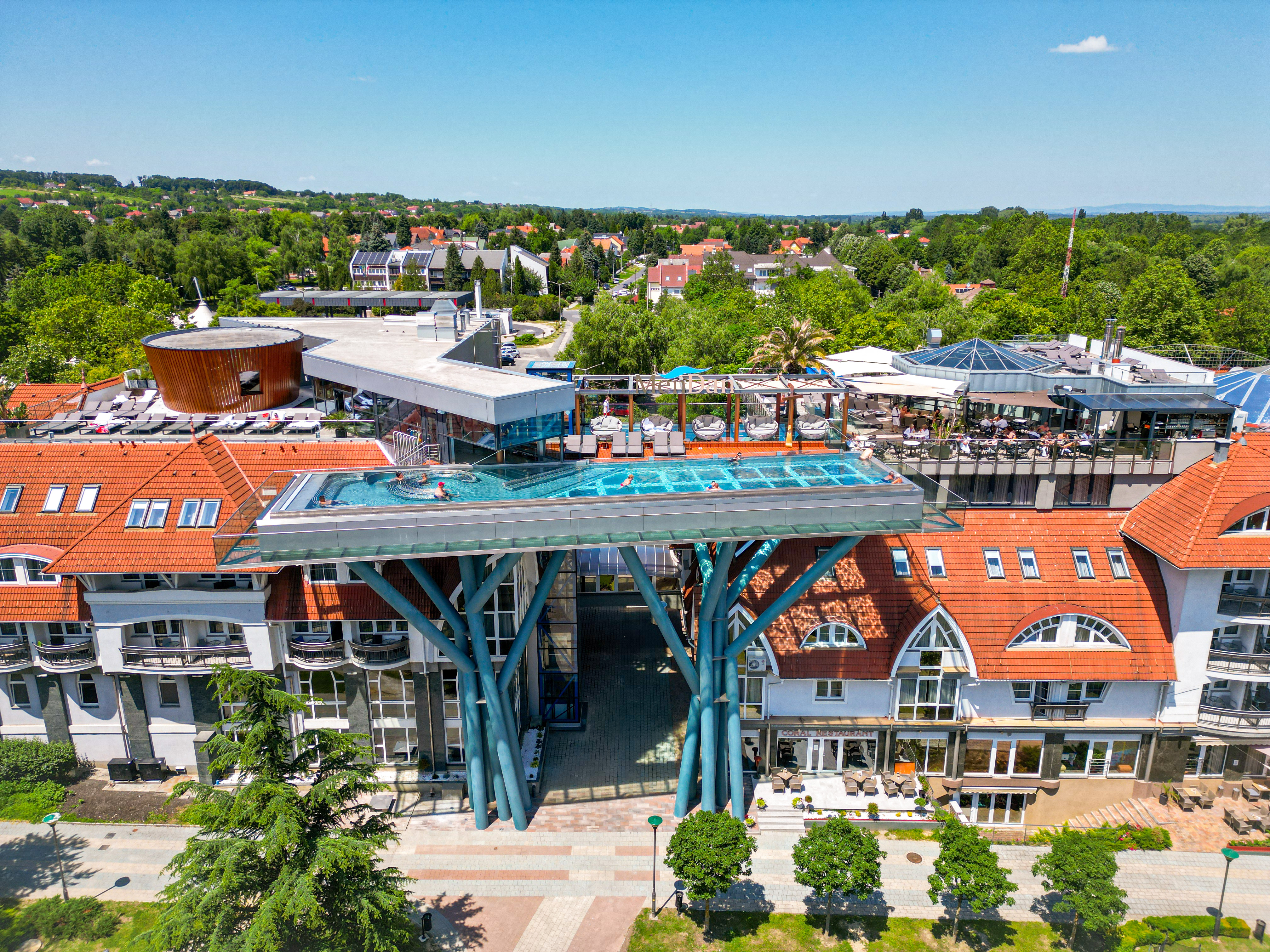 Jankovics Gergő (építészet), Simon Péter (tartószerkezet), Dr. Stocker György (üvegszerkezet), Baktai Gábor (világítástechnika), Dr. Reith János (koracél medence) - Mendan Hotel bővítése, Zalakaros