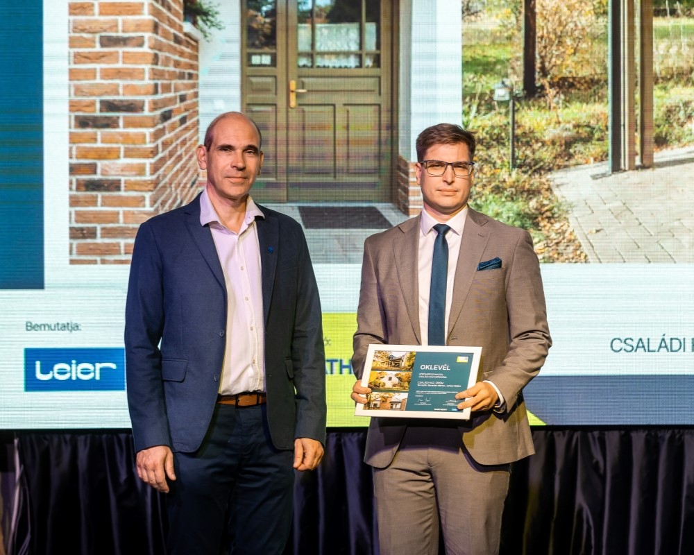 ÉH26 KSz LakóépKat Gerendi GáborRavatherm Díjat átveszi Benedek Márton 1000x800