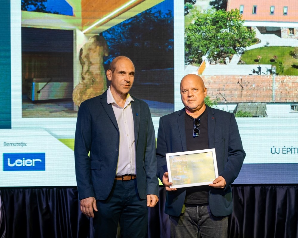 ÉH26 KSz LakóépKat Gerendi GáborRavatherm Díjat átveszi Vékony Péter 1000x800